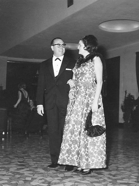 paar genießen eine party in 1950.black und weiß - party old fashioned glamour high society stock-fotos und bilder