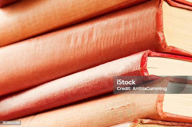 Desigual Pila De Viejos Libros Con Cubiertas De Cuero Rojo Foto de stock y más banco de imágenes de Anticuado