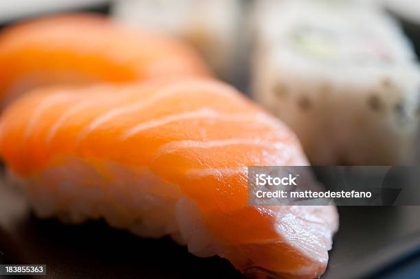 Sushi - Fotografie stock e altre immagini di Cucinare - Cucinare, Cuoco, Frutti di mare