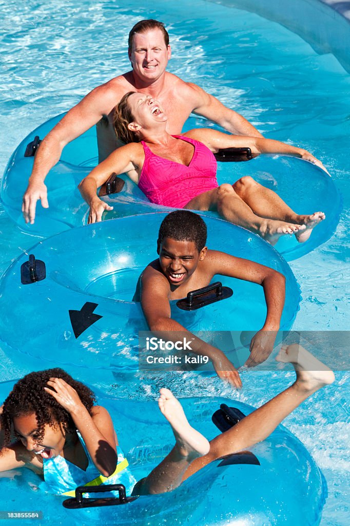 Personas divirtiéndose en el parque acuático - Foto de stock de 12-13 años libre de derechos