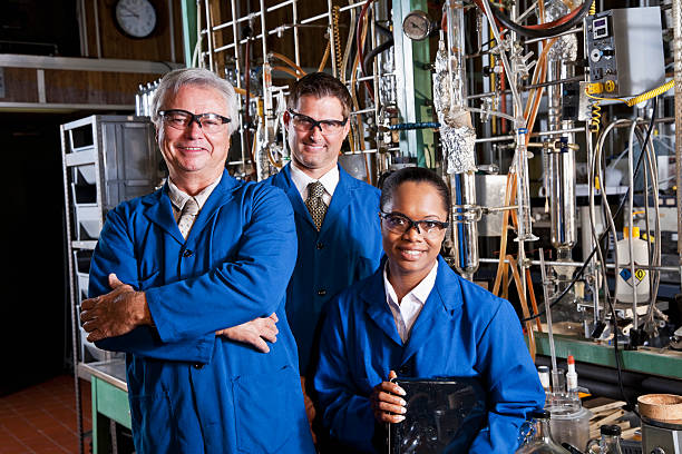 operai di industria chimica - manufacturing occupation african descent refinery manual worker foto e immagini stock