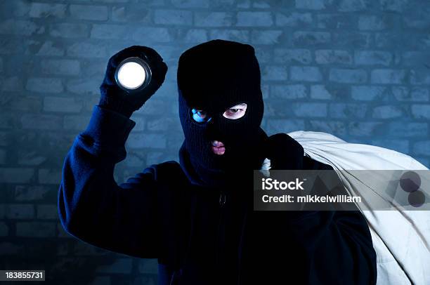 Einbrecher Mit Einem Sack Und Taschenlampe Stockfoto und mehr Bilder von Angst - Angst, Argwohn, Auf den Schultern