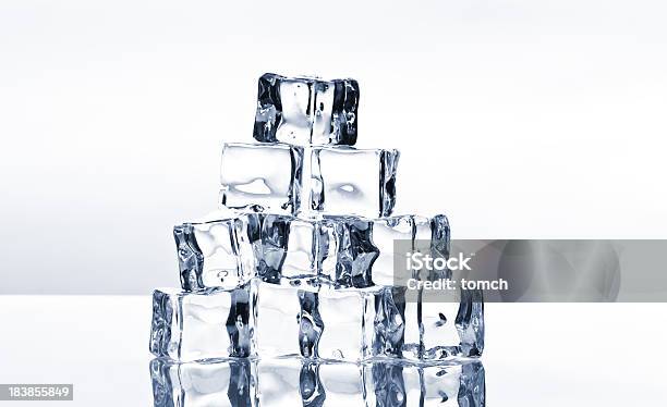 Кубики Льда — стоковые фотографии и другие картинки Без людей - Без людей, Блестящий, Блок