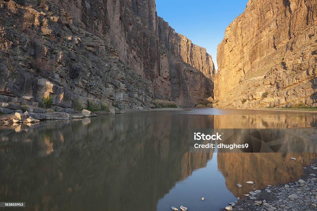 Acantilados de Santa Elena Canyon que reflejan en Rio Grande al río - Foto de stock de Parque Nacional Big Bend libre de derechos