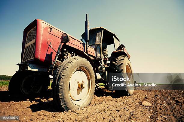 Foto de Trator Trabalhando No Campo e mais fotos de stock de Agricultor - Agricultor, Agricultura, Antigo