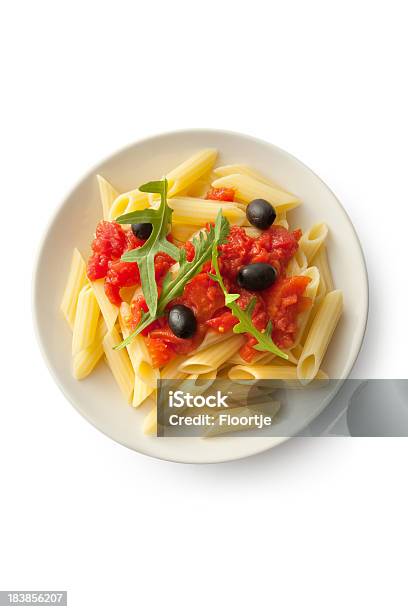 Ingredienti Italiani Penne Puttanesca - Fotografie stock e altre immagini di Penne - Penne, Sfondo bianco, Pasta