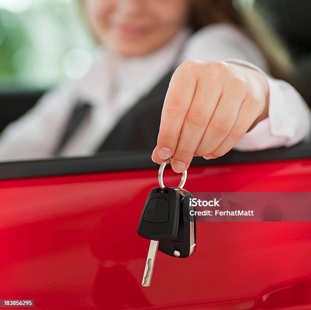 Mujer Joven Con Teclas Foto de stock y más banco de imágenes de Rojo - Rojo, Nuevo, Primer automóvil