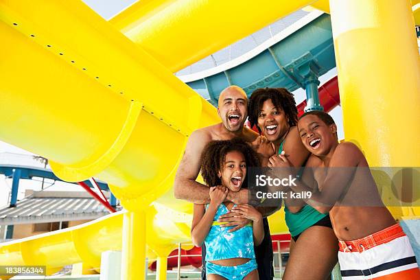 Foto de Afroamericana Família Se Divertindo No Parque Aquático e mais fotos de stock de Parque aquático