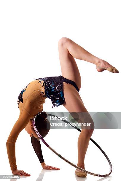 Photo libre de droit de Gymnaste Girl Avec Hula Hoop Isolé Sur Blanc banque d'images et plus d'images libres de droit de Acrobate - Acrobate, Acrobate aérien, Activité