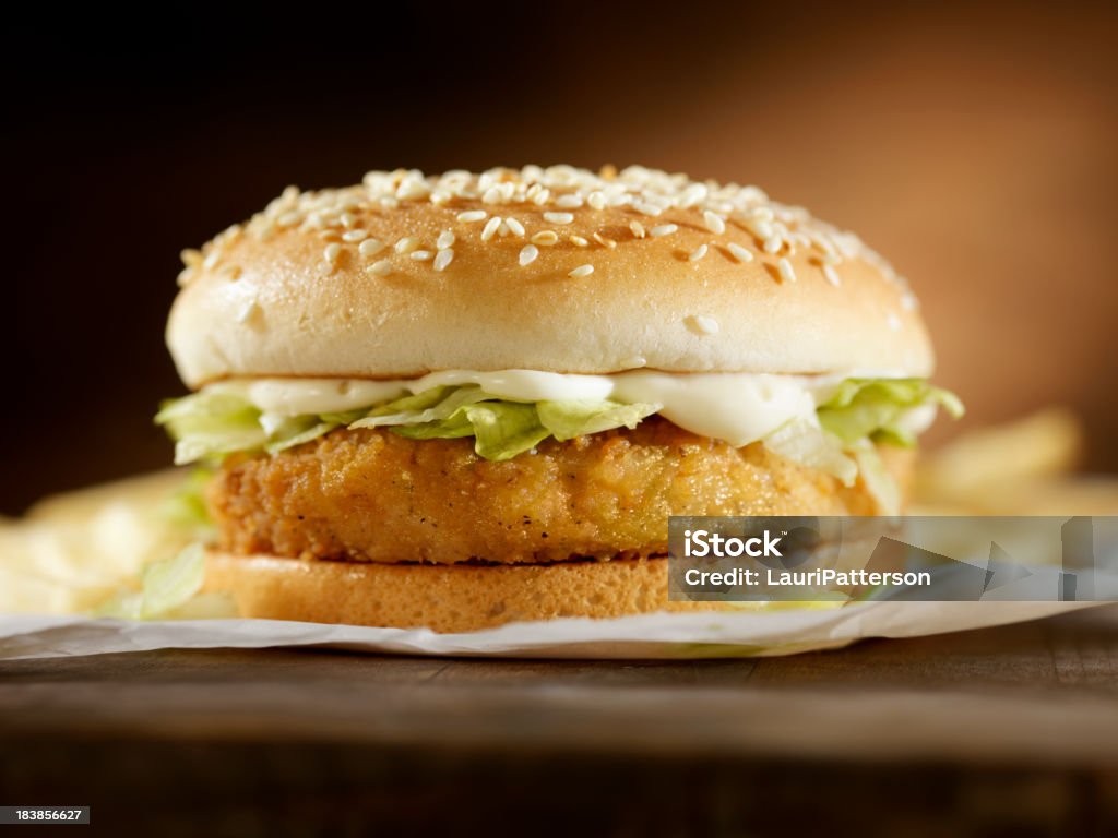 크리스피 치킨 버거를 - 로열티 프리 치킨 햄버거 스톡 사진