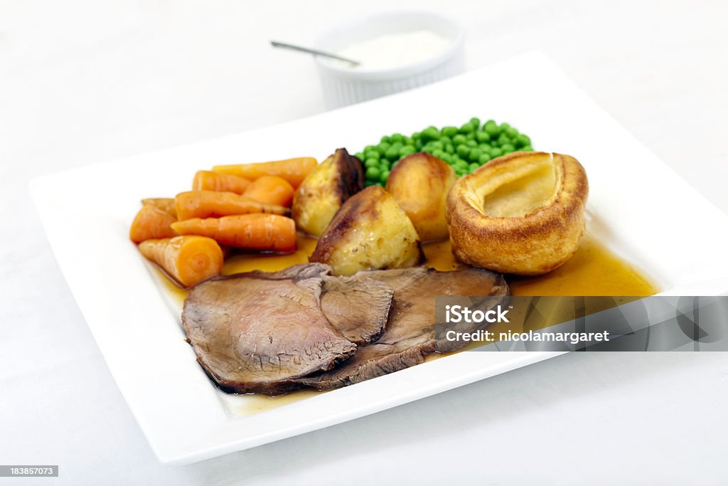 Traditionelles "roast beef und Yorkshire pudding - Lizenzfrei Bratengericht Stock-Foto