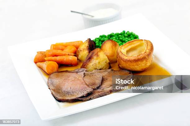 Tradizionale Arrosto Di Manzo E Yorkshire Pudding - Fotografie stock e altre immagini di Arrosto - Cibo cotto - Arrosto - Cibo cotto, Arrosto - Portata principale, Arrosto di manzo