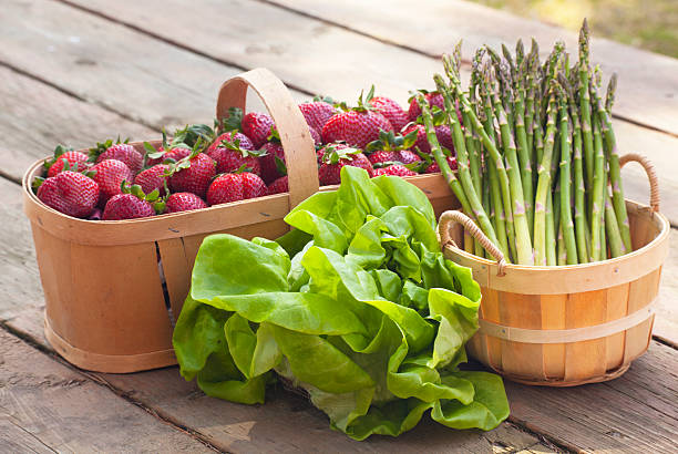 truskawki szparagi i sałaty - asparagus vegetable food fruit zdjęcia i obrazy z banku zdjęć