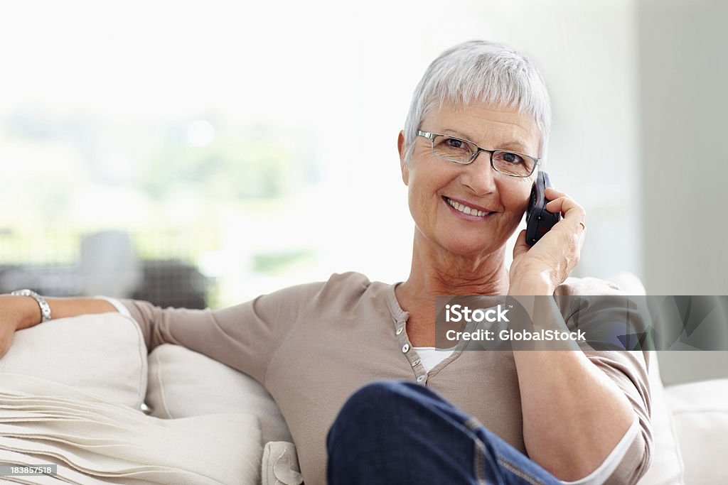 Donna utilizzando il telefono cordless - Foto stock royalty-free di Telefono senza fili