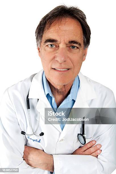 Cordiale Dottore Sorriso Aperto - Fotografie stock e altre immagini di Sfondo bianco - Sfondo bianco, Adulto, Ambientazione interna