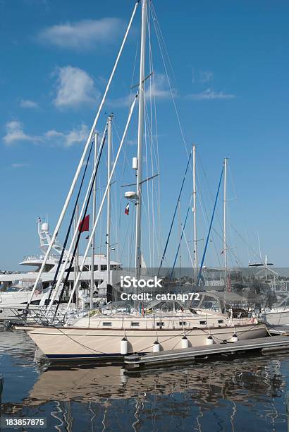 Foto de Barcos Ancorados Na Ensolarada Marina De Mastros Altos e mais fotos de stock de Atracado