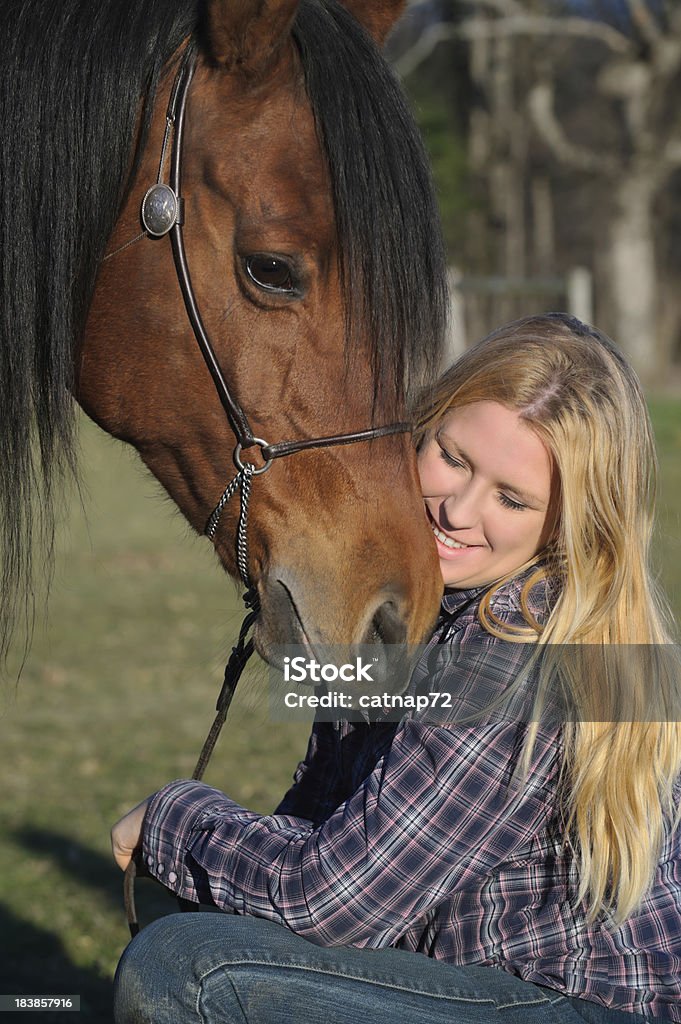 女性と馬 Nuzzling 近く、愛情豊か - 1人のロイヤリティフリーストックフォト
