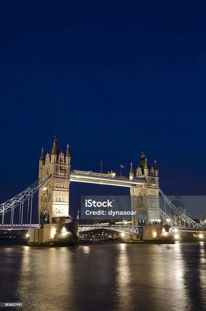 Londres, vista a través del río Támesis del Tower Bridge de noche - Foto de stock de Agua libre de derechos