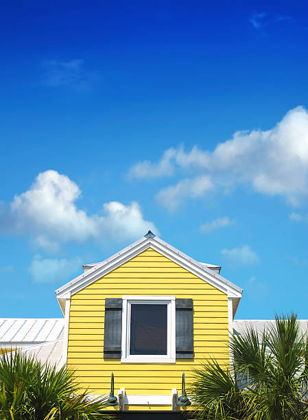 amarelo siding casa em céu azul - detached house contemporary house villa - fotografias e filmes do acervo