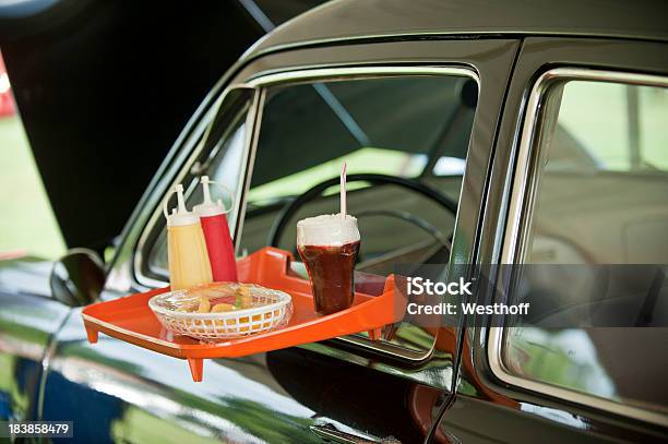 Drive Inn Пищи — стоковые фотографии и другие картинки Автомобиль - Автомобиль, Поднос, Авто-шоу