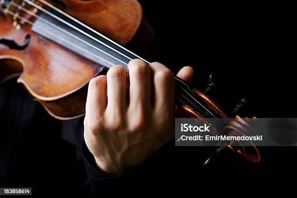 Violino Jogador Fundo Preto - Fotografias de stock e mais imagens de Arte - Arte, Arte, Cultura e Espetáculo, Brincar