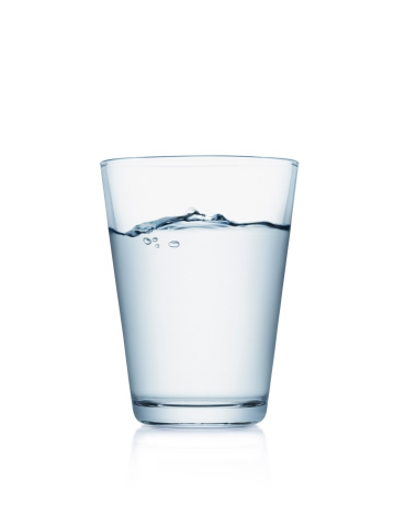 Vaso de agua Aislado en blanco photo