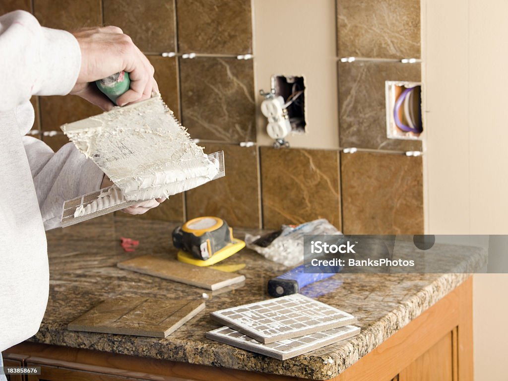 Arbeiter Troweling Morter auf Fliese für neue Küche Fliesenspiegel - Lizenzfrei Küche Stock-Foto