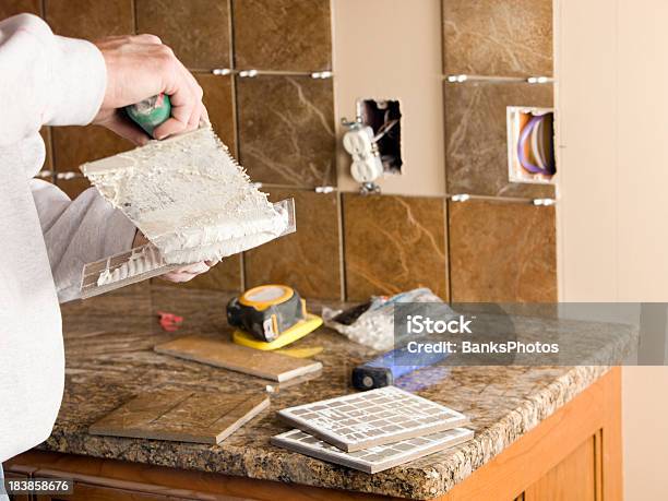 Trabajador Troweling Morter En Azulejos De Cocina Nueva Backsplash Foto de stock y más banco de imágenes de Cocina - Estructura de edificio