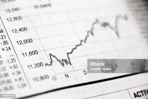Фондовый Рынок График — стоковые фотографии и другие картинки Газета - Газета, Диаграмма, Bringing home the bacon - английское выражение