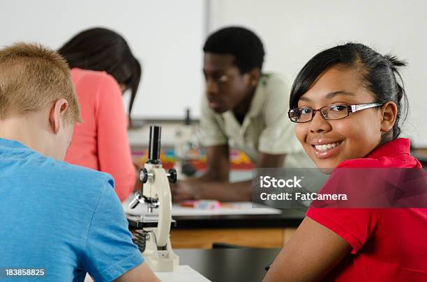 Montaje Tipo Aula Foto de stock y más banco de imágenes de Microscopio - Microscopio, Niña en edad escolar, 12-13 años