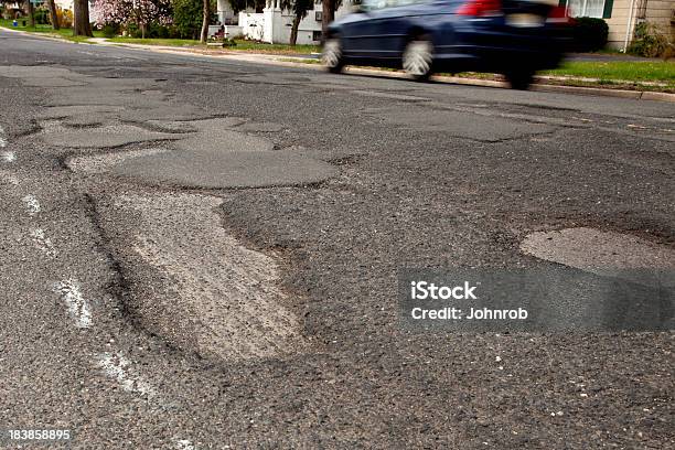 Gravemente Potholed Carretera Suburbana Cerca De Potholes Foto de stock y más banco de imágenes de Vía