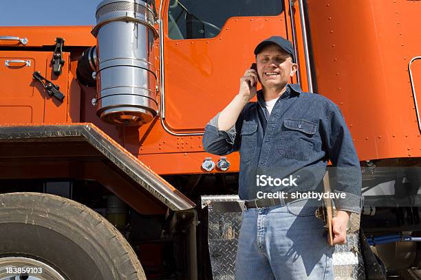 Conductor De Camión En Una Célula Foto de stock y más banco de imágenes de Camionero - Camionero, Usar el teléfono, Sonreír