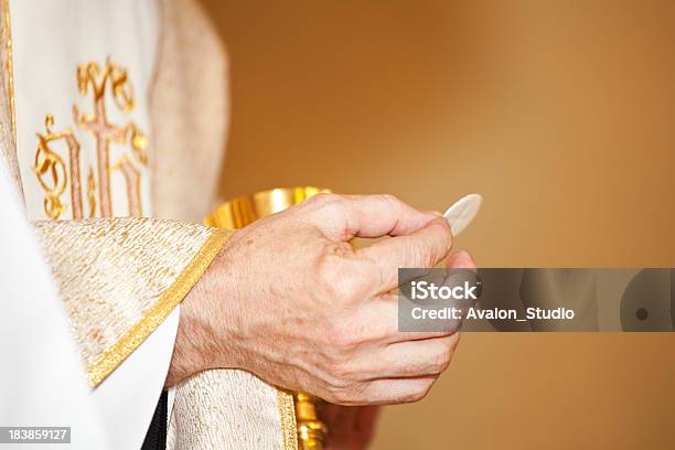 Komunia I Clergyman - zdjęcia stockowe i więcej obrazów Komunia - Komunia, Ostatnia Wieczerza, Papież