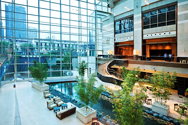 moderno lobby del hotel - lobby architecture contemporary people fotografías e imágenes de stock