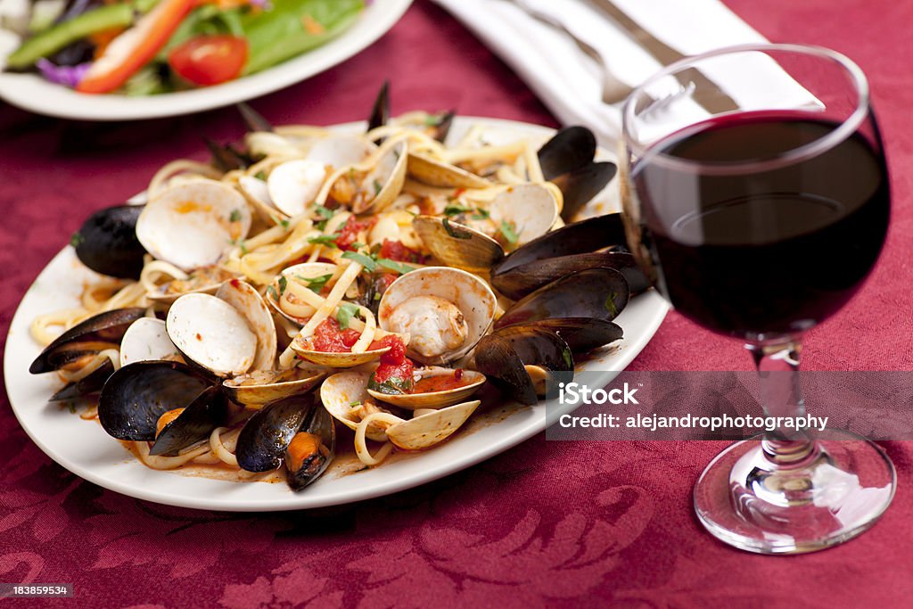 Linguini avec des moules et palourdes - Photo de Vin rouge libre de droits