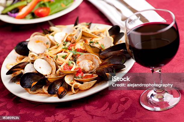 Photo libre de droit de Linguini Avec Des Moules Et Palourdes banque d'images et plus d'images libres de droit de Vin rouge - Vin rouge, Aliment, Cabernet Sauvignon