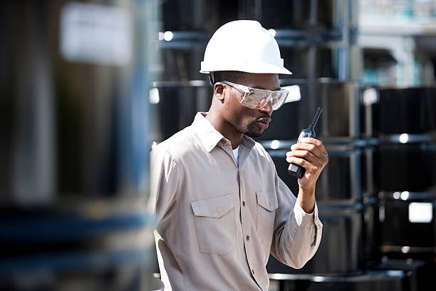 lavoratore all'industria chimica - manufacturing occupation african descent refinery manual worker foto e immagini stock