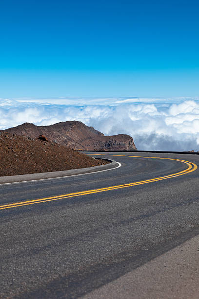 estrada sobre as nuvens - haleakala national park mountain winding road road imagens e fotografias de stock