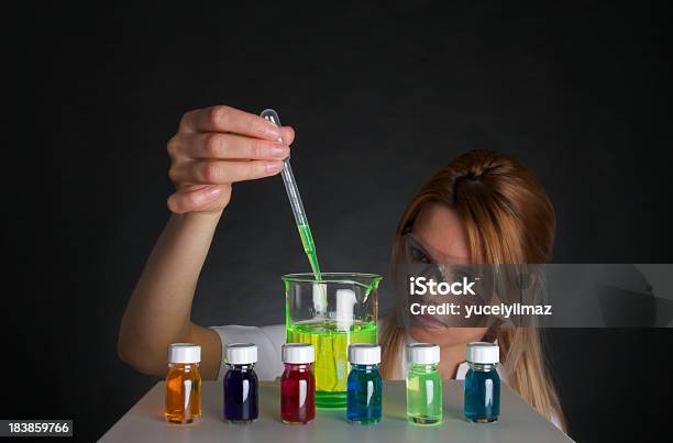 Scienziato Donna Lavorando Con Prodotti Chimici Liquidi Colorati - Fotografie stock e altre immagini di Adulto