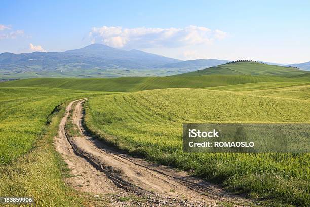 Val Dorcia Strada In Terra Battuta E Sul Campo Toscana Italia - Fotografie stock e altre immagini di Agricoltura