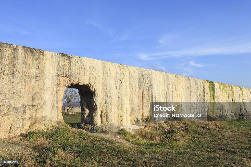 Bulicame -calcium 덮힘 acqueduct, 비테르보 라치오 이탈리어 - 로열티 프리 비테르보 주 스톡 사진