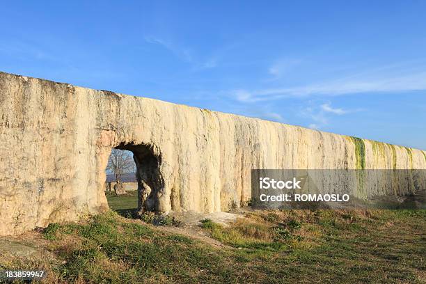 Bulicame Calcium Abrangidas Acqueduct Lácio Viterbo Itália - Fotografias de stock e mais imagens de Região de Viterbo