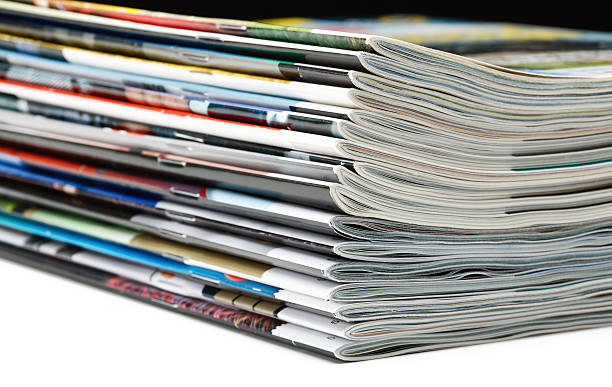pila di riviste - magazine stack publication close up foto e immagini stock