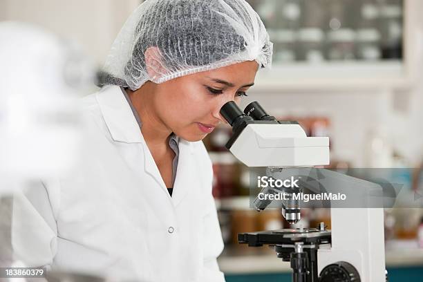 Foto de Pesquisador e mais fotos de stock de Analisar - Analisar, Aprender, Aula de Química