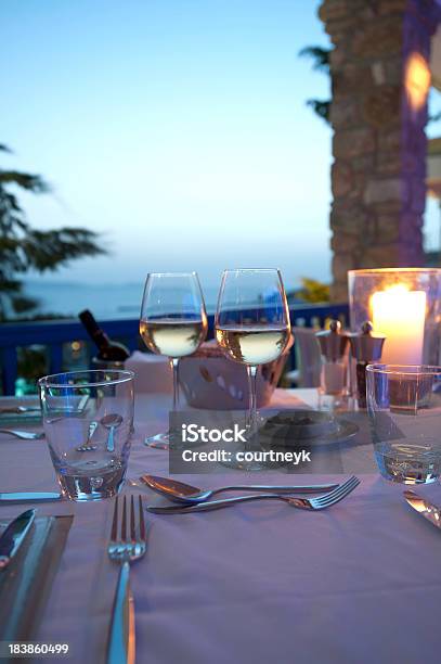 Mesa De Jantar No Pôr Do Sol - Fotografias de stock e mais imagens de Frente ao mar - Frente ao mar, Grécia, Pôr a Mesa