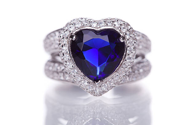 anel de moda com azul joia em forma de coração - sapphire - fotografias e filmes do acervo