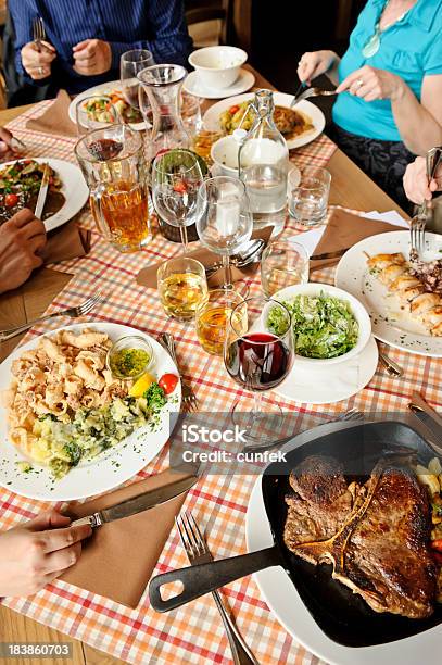 Elegante Cena Foto de stock y más banco de imágenes de Familia - Familia, Bufé, Cena