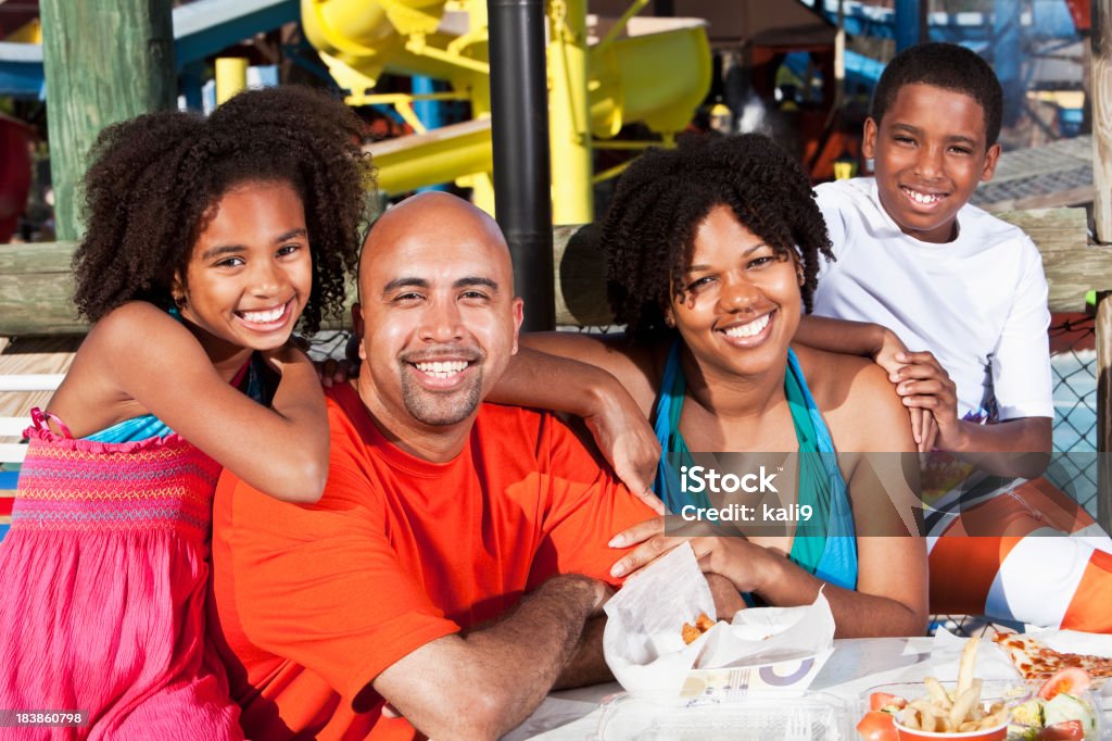 Famille ayant un déjeuner au water park - Photo de Famille libre de droits