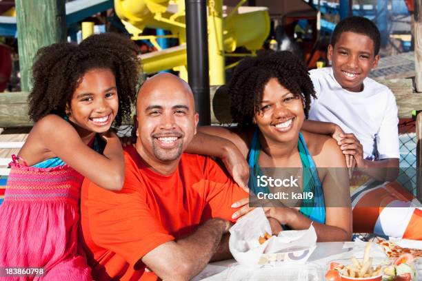 Photo libre de droit de Famille Ayant Un Déjeuner Au Water Park banque d'images et plus d'images libres de droit de Famille - Famille, Restaurant, Manger