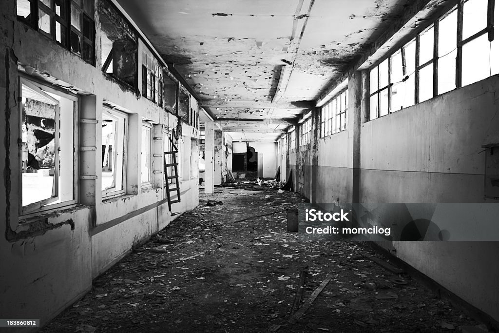 Old arruinado hall - Foto de stock de Abandonado libre de derechos